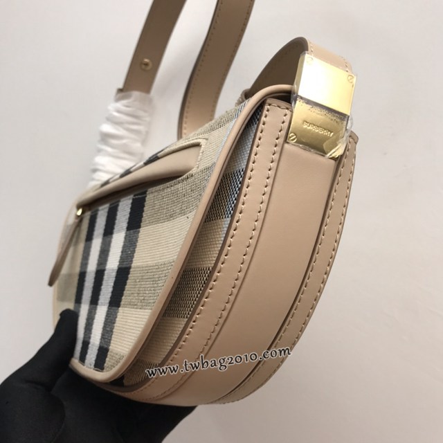 Burberry專門店新款時裝秀款弧形肩背包 巴寶莉格紋棉質帆布女士單肩斜挎包 yxb1149